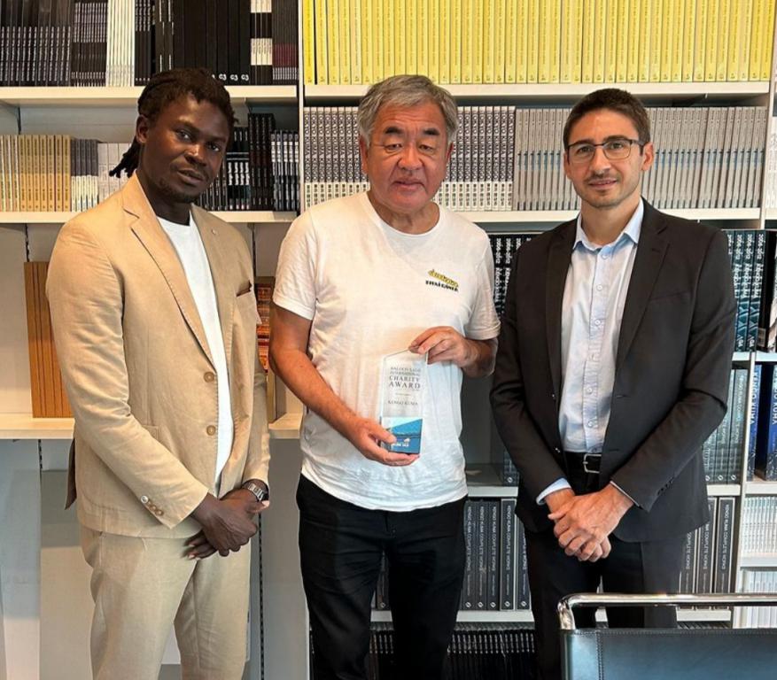 Raoul Vecchio Kengo KUma e Jali Diabate, Balouo Salo Consegna il Charity Award a Kengo Kuma